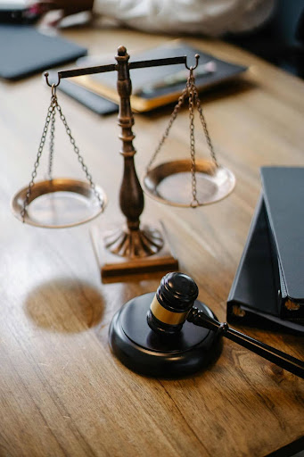 A gavel and scales symbolizing the balance between natural rights and judicial precedent.