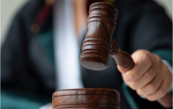 A judge holding a gavel, unable to compel Cook Islands trustee to act.